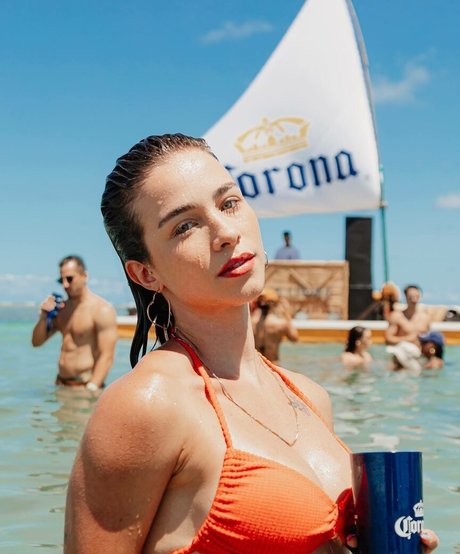 Laryssa Ayres hd sexy foto