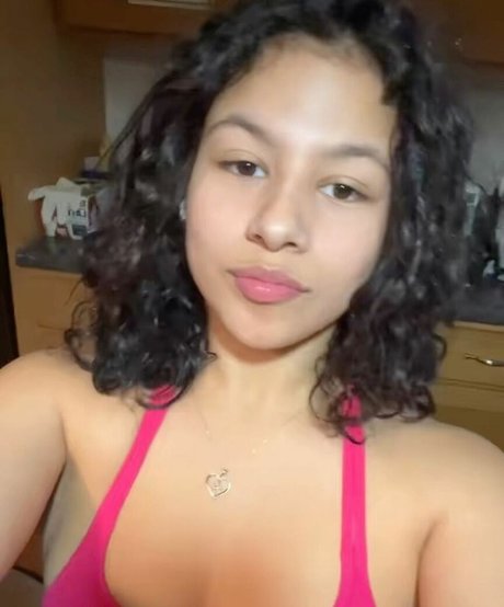 Holly Hennessy schauspielerin nackt bild