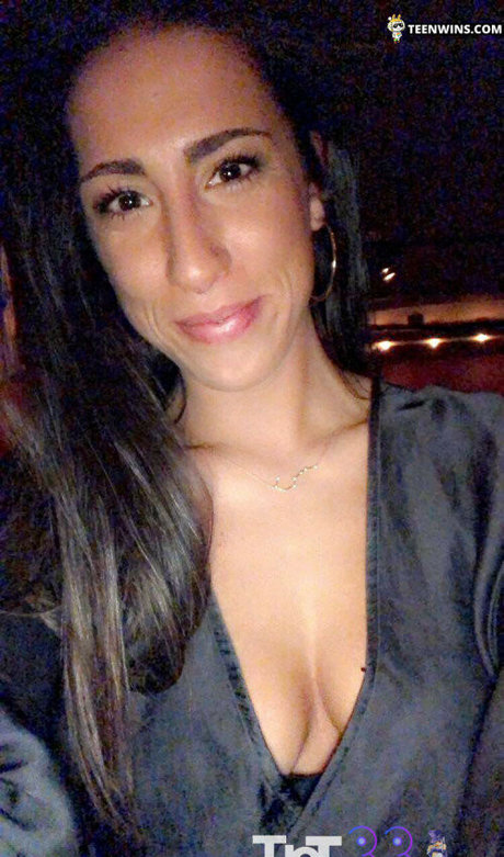 Emily Varadian model nackt bilder