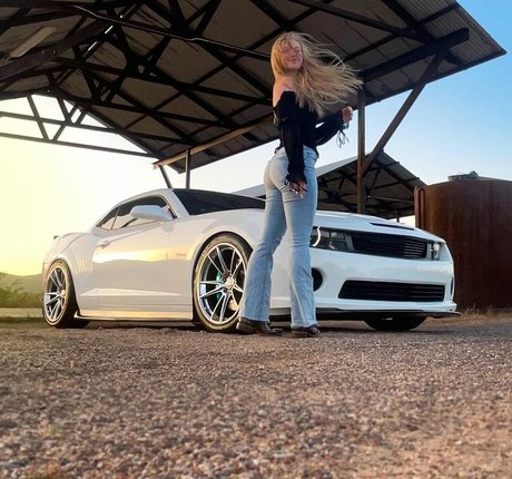 Kayla Rundle nackt kunst galerien