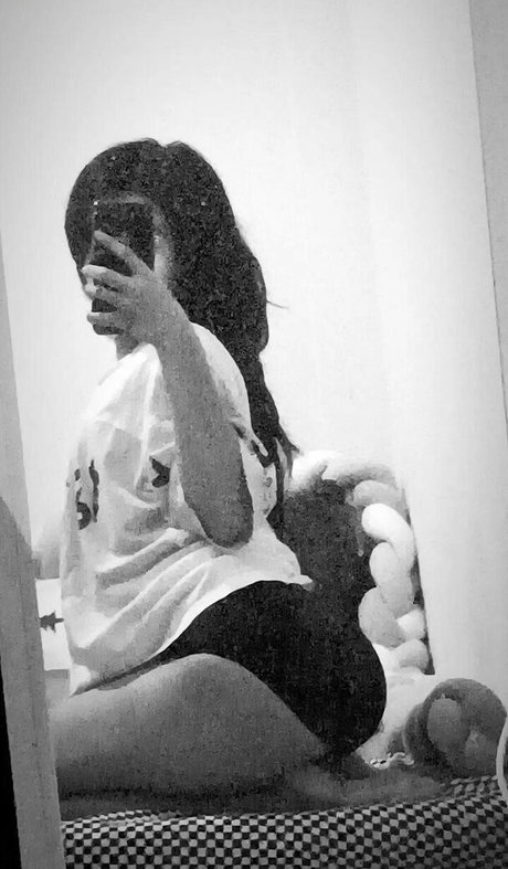 Nulukrotch nackt kostenlose foto