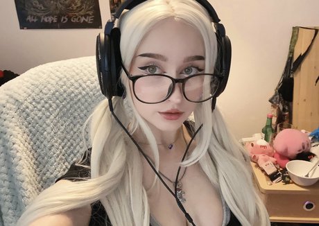 Allykitti nacktheit pornographische bilder