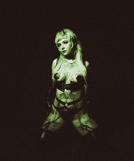 Avalon Valore erwachsene nackten galerien