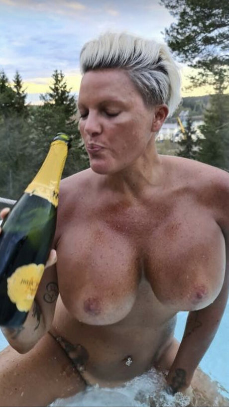 Caroline Oberg perfekte nackt fotos