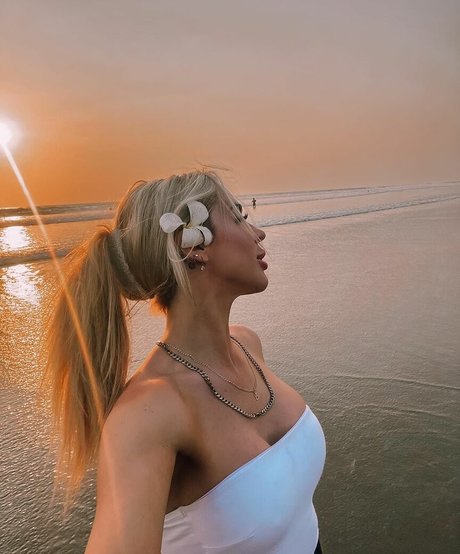 blonde asiatische onlyfans exklusive pornographische foto