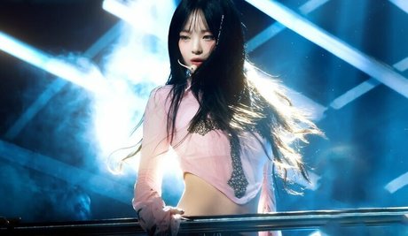 Hanni Pham porno hd bild