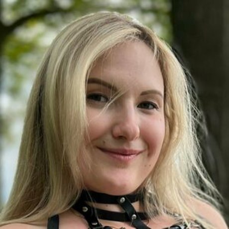 Kira Liv kunst nacktheit galerie