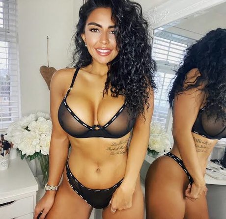 Natasha Sandhu sexy hd galerien