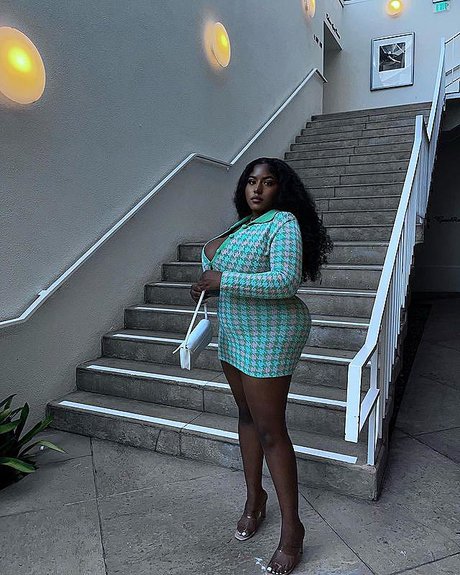 JeNelle Tucker schöne erotische foto