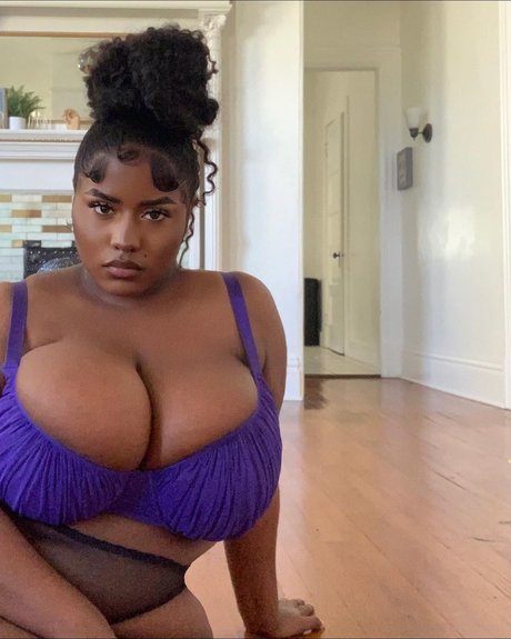 JeNelle Tucker erotische heiße fotos