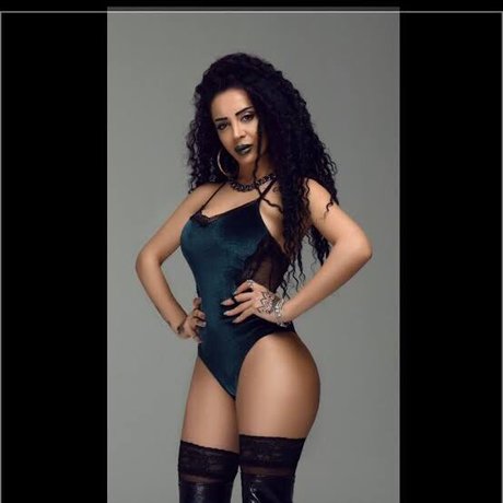 Melek Oezcagan pornostar nackten bild