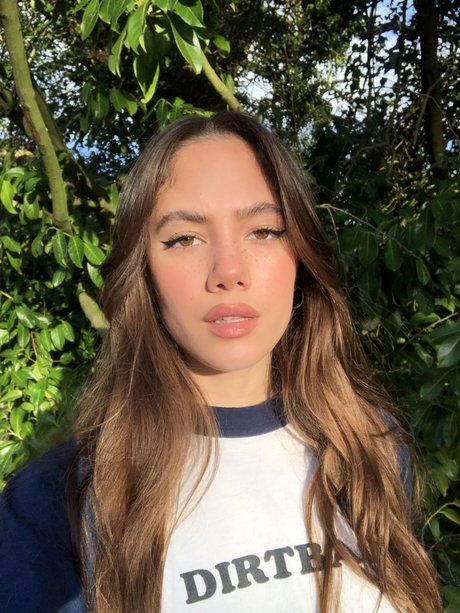 Saoirse Alicia Behzadi_ erwachsene hübsche galerie