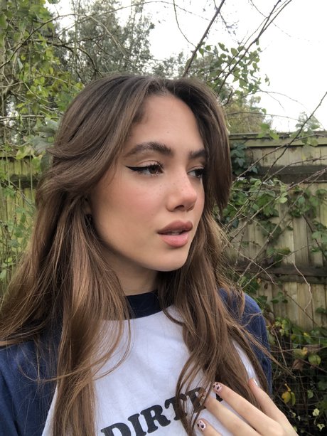 Saoirse Alicia Behzadi_ porno top bilder