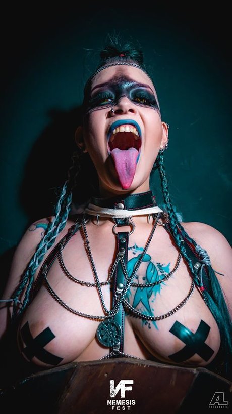 Niniah Wolfy sexy freie bilder