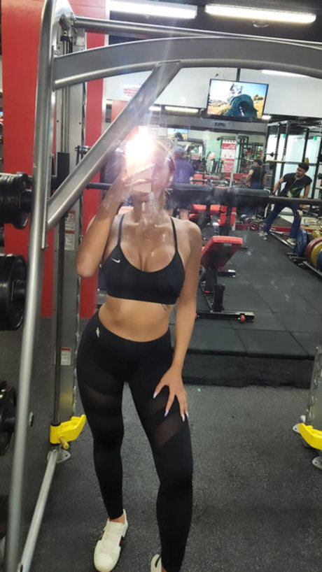 Emily Bellerose exklusive hd fotos