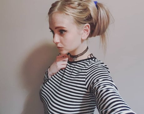 Invaderdd Dee Mente schauspielerin perfekte foto