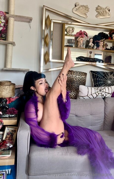 Rubychampagne schauspielerin akt bild