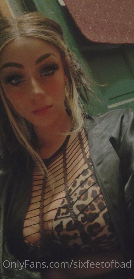 Sixfeetofbad sexy nackten galerien