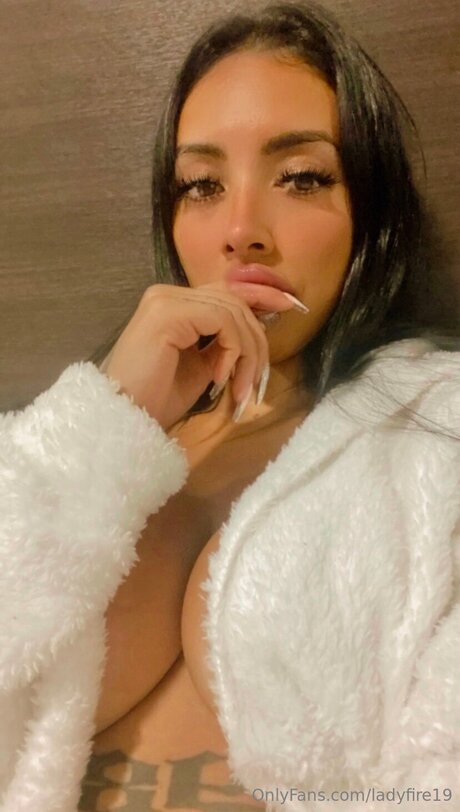 Miafoxvipp model nackten foto