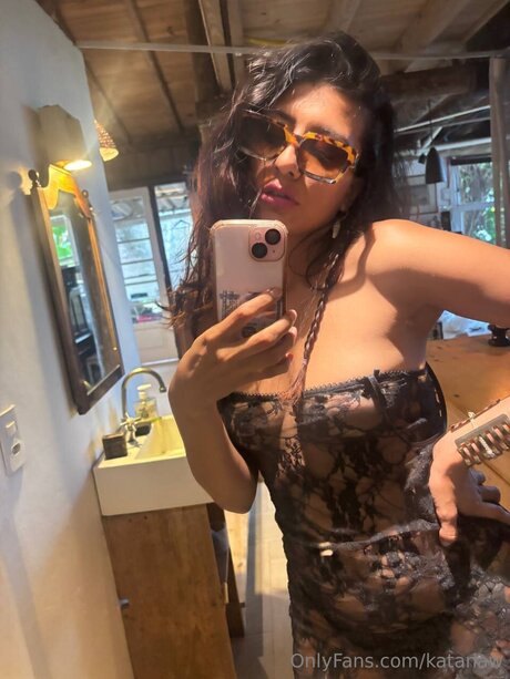 Katanaw model nackt foto