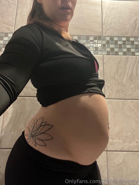 Therealdivinity pornostar top bild