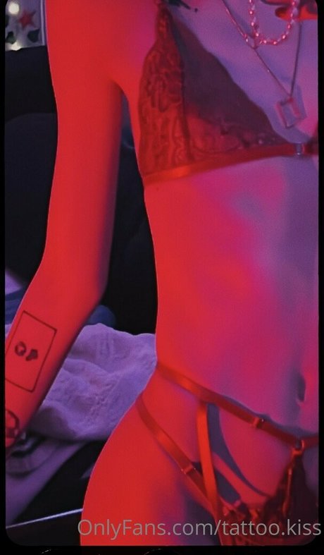 tattoo kiss hd pornografische fotos