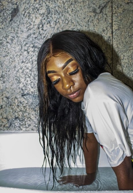 siryoga pornostar nacktheit foto