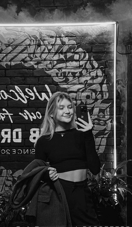 pervokursnica akt galerie