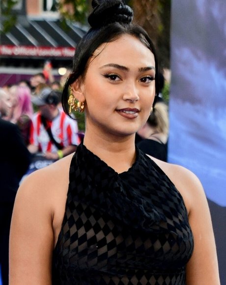 Joy Crookes sexy kunst fotos