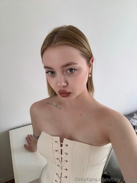 Tiny Kinyy pornostar nackt fotos