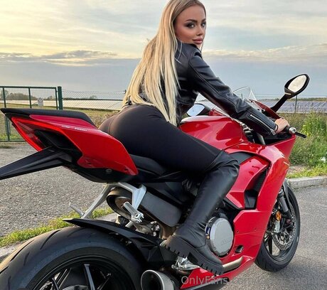 Cherryemmy nacktheit kostenlose bilder