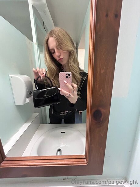 Paigewright top nackt bild