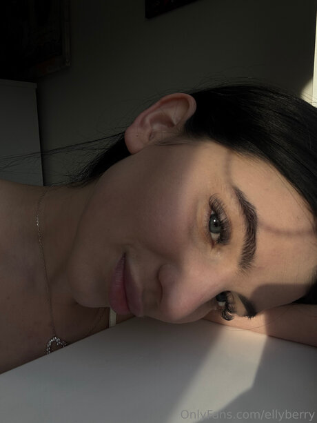 Ellyberry schauspielerin bild