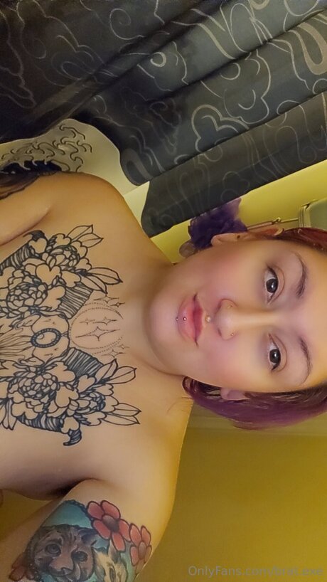 Bigtiddygothmommyuwu perfekte freie foto