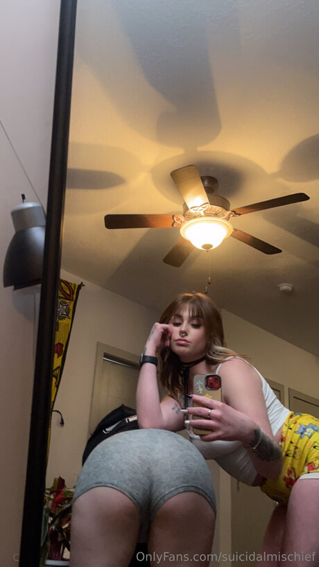 Suicidalmischief erwachsene hübsche foto