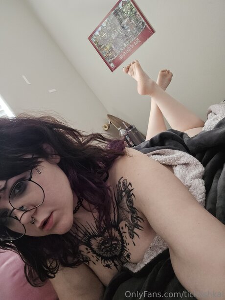 Ticklishkai erotische heiße archiv