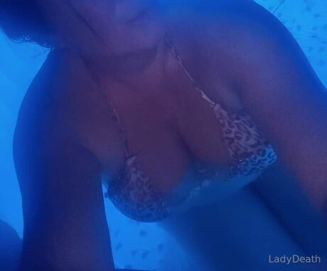 U137557190 model erwachsene bild