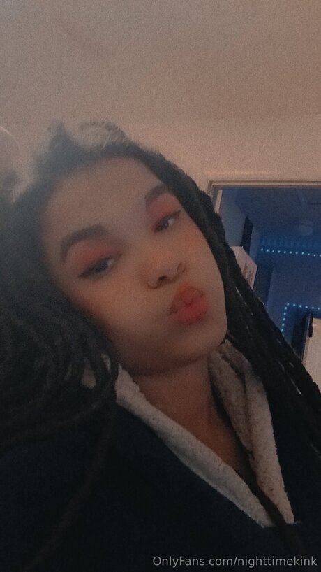 Nighttimekink model foto