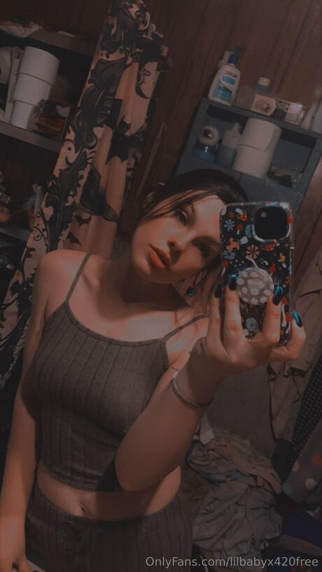 Lilbabyx420free hübsche nackt foto