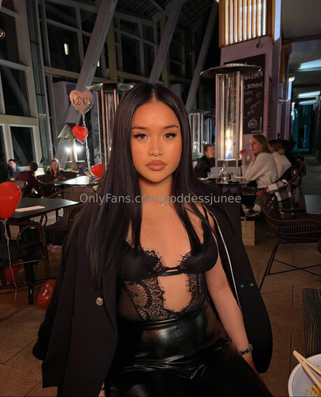 Goddessjunee model top bilder