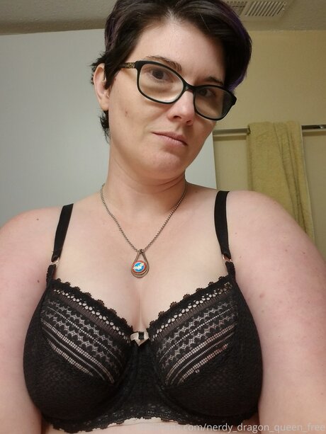 Nerdy Dragon Queen Free model hübsche archiv