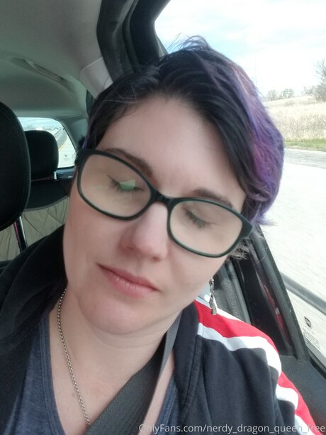 Nerdy Dragon Queen Free erwachsene akt bilder