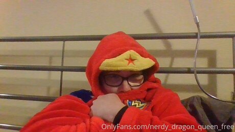 Nerdy Dragon Queen Free perfekte nackten bilder