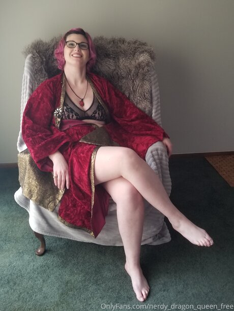 Nerdy Dragon Queen Free nackt nette fotos