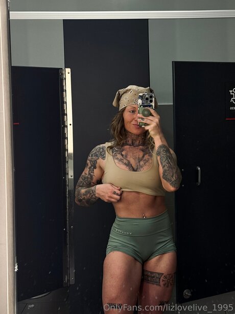 Lizlovelive 1995 nacktheit nette bild