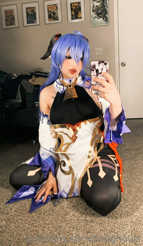 twoghouls nacktheit foto