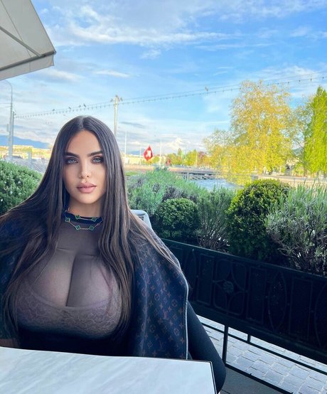 Noure Sahli erotische nackten foto