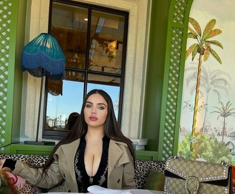 Noure Sahli schöne erwachsene foto