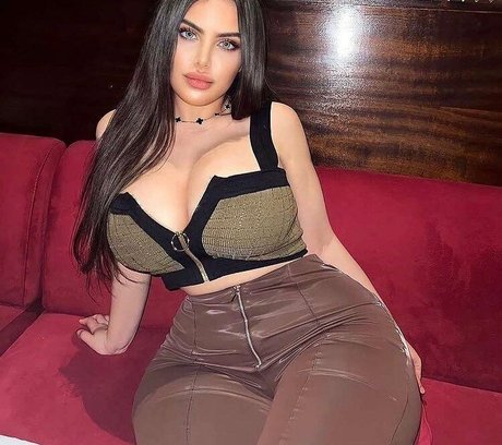 Noure Sahli nackten bild