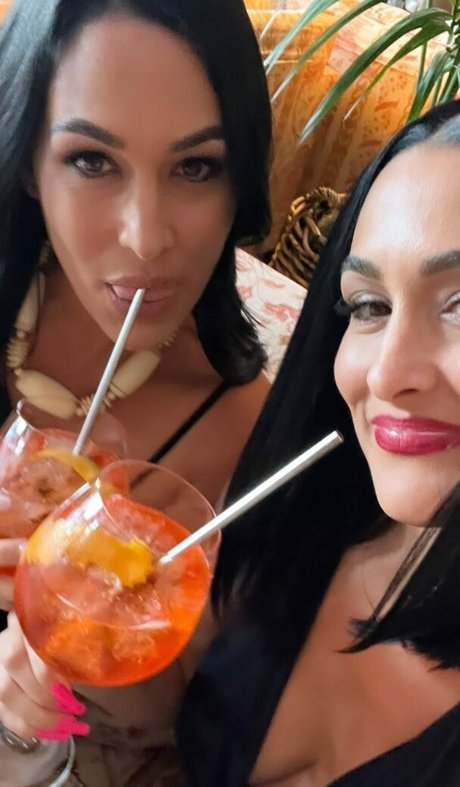 Nikki Bella exklusive akt foto